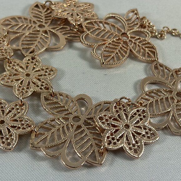 1946 Gold Tone Open Work Flower Necklace Bib Style Floral Statement - Picture 7 of 11